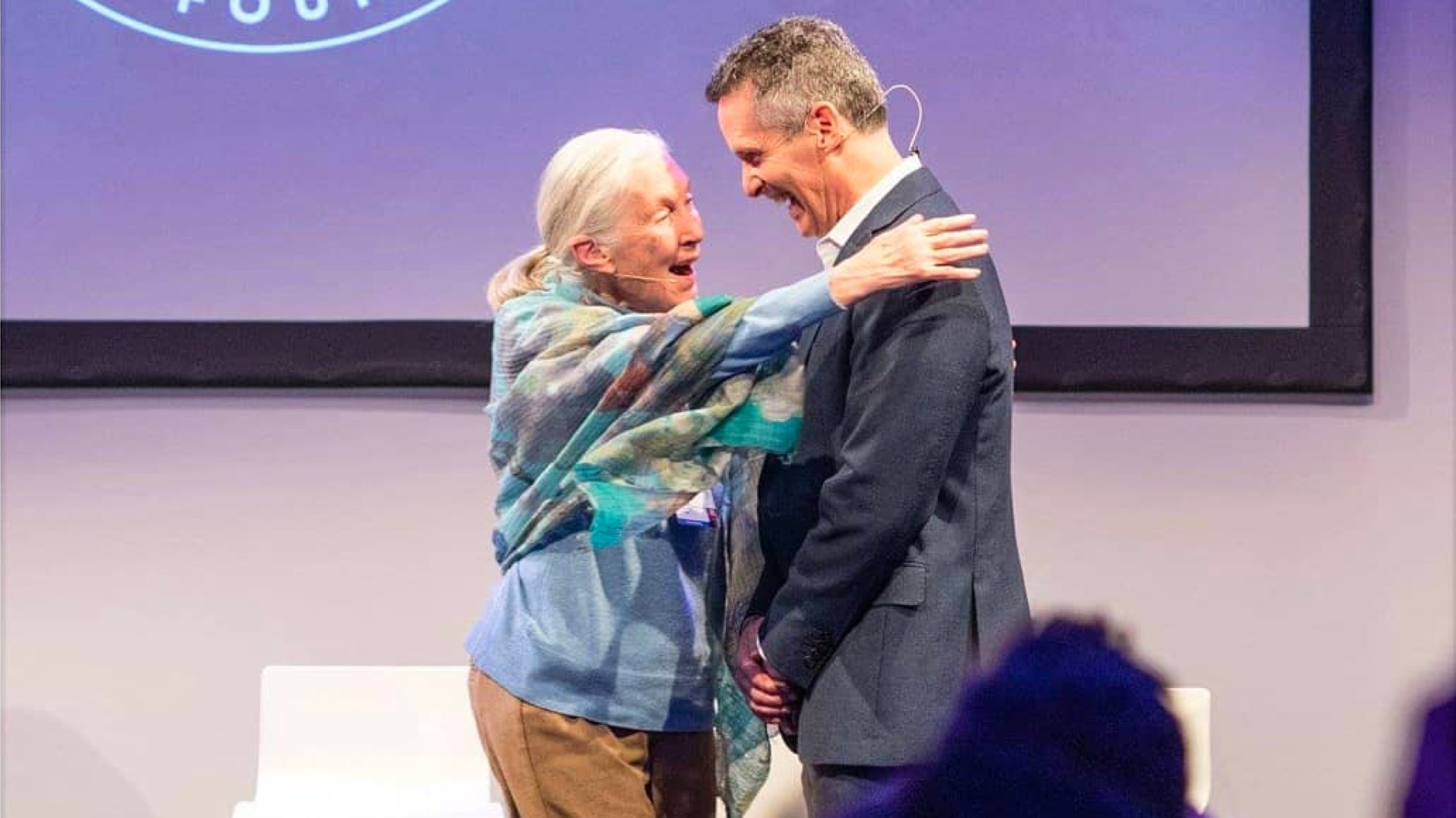 Jane Goodall abrazando a Dan Springer
