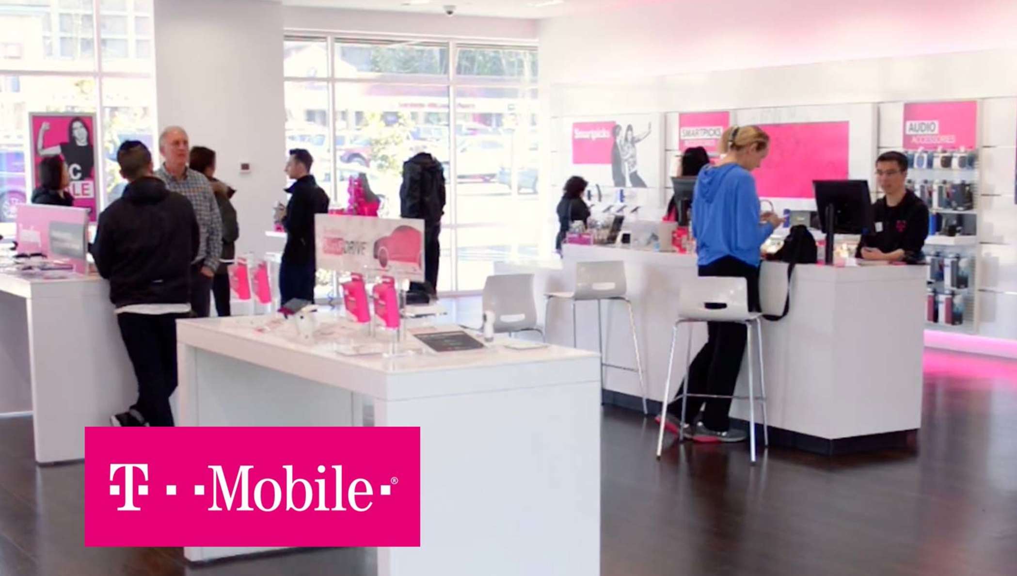 Tienda de T-Mobile con empleados que ayudan a sus clientes.