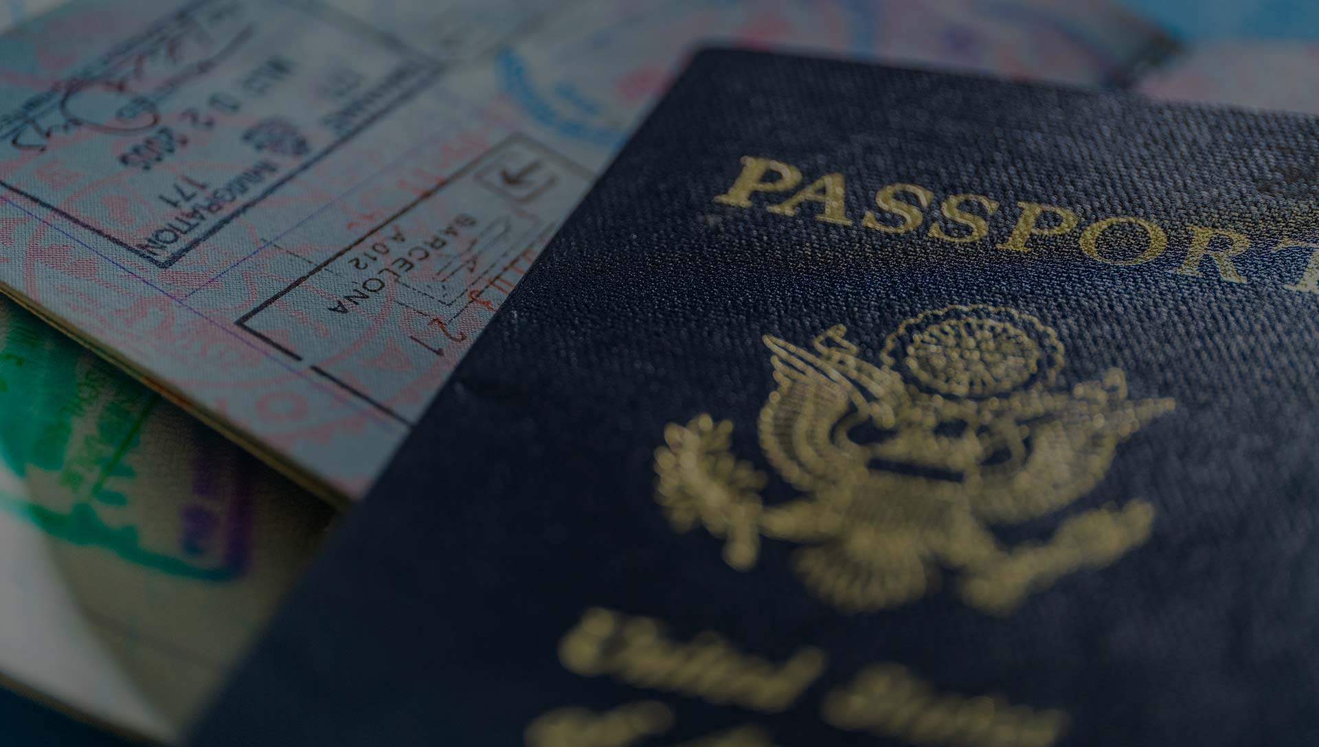 Un pasaporte estadounidense y sellos en pasaporte